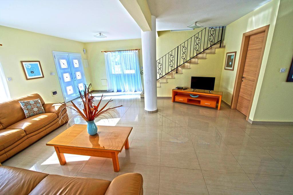 Hara Nissi Beach Villas أيا نابا الغرفة الصورة