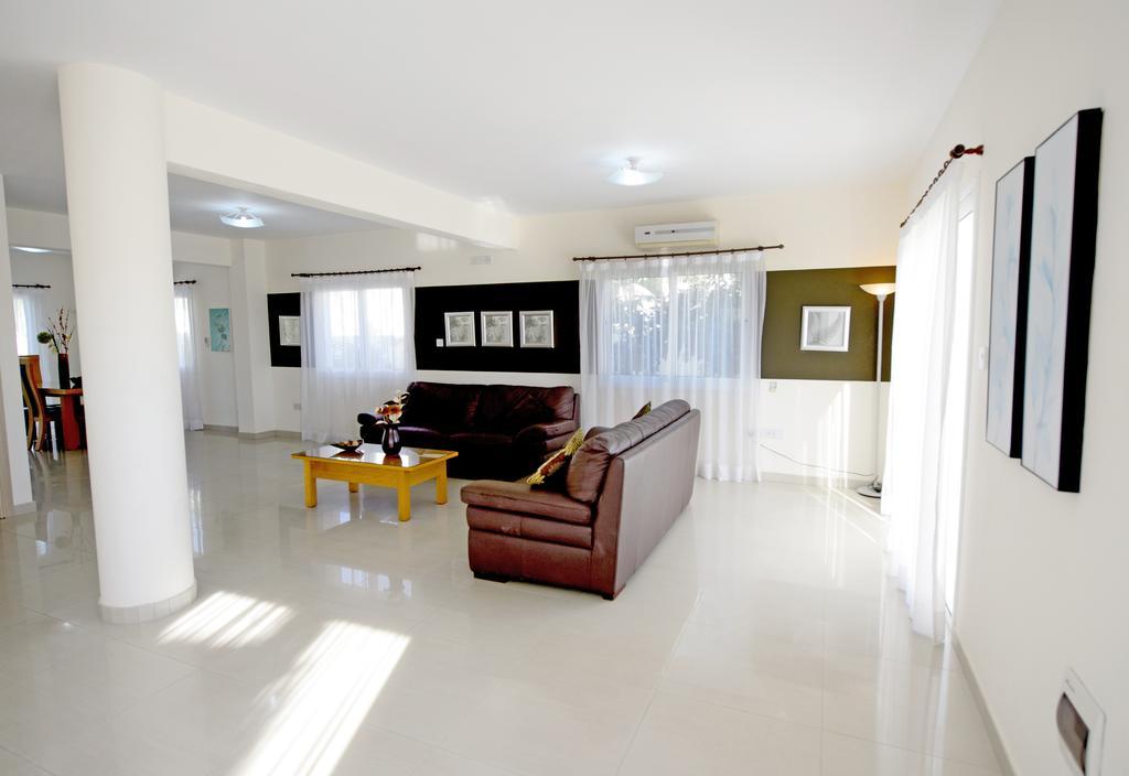 Hara Nissi Beach Villas أيا نابا الغرفة الصورة